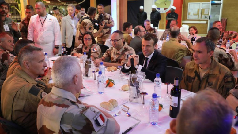 Emmanuel Macron réveillonne avec les troupes françaises au Niger Emmanuel Macron réveillonne avec les troupes françaises au Niger