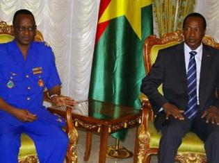 Rencontre entre le président burkinabè Blaise Compaoré (d) et le colonel Hassane Mossi, membre de la junte nigérienne, à Ouagadougou, le 26 février 2010.