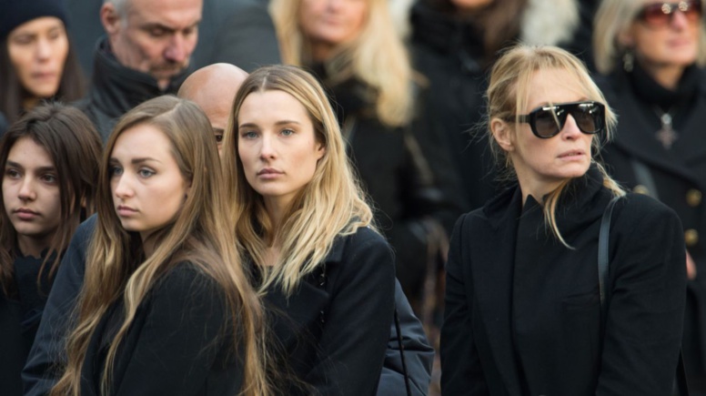 Ilona et Emma Smet célèbrent leur premier Noël sans Johnny Hallyday Ilona et Emma Smet célèbrent leur premier Noël sans Johnny Hallyday