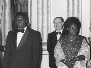 Agathe Habyarimana le 14 avril 1977, en compagnie du président Rwandais Juvenal Habyarimana à Paris. (Photo: AFP)
