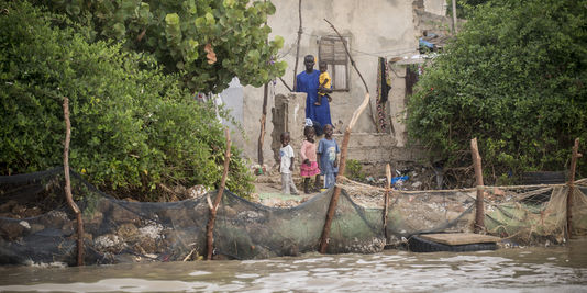  Près de Saint-Louis du Sénégal, la mer engloutit les villages