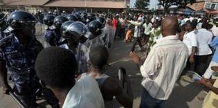 Les forces de sécurité togolaises font face aux manifestants de l'opposition, à Lomé, le 7 mars 2010. (Photo: AFP)
