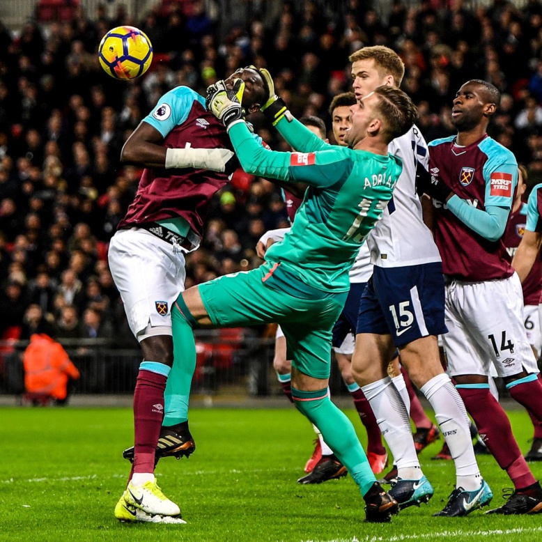 L'image de la soirée : Le choc entre Cheikhou Kouyaté et le gardien de West Ham L'image de la soirée : Le choc entre Cheikhou Kouyaté et le gardien de West Ham