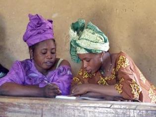 Deux elèves de la Maison familiale rurale de Fatoma, au Mali, lors d'un cours d'alphabétisation en peul. La grande majorité des élèves de la dernière promotion sont des femmes.