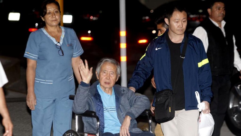 Perou : L'ancien président Fujimori libéré, quitte la prison en fauteuil roulant Perou : L'ancien président Fujimori libéré, quitte la prison en fauteuil roulant