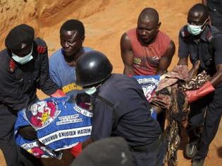 Des hommes transportent le corps d'une victime, à Dogo Nahawa, le 8 mars 2010. (Photo: Reuters)