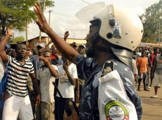 De nombreux militants sont dispersés par les forces de l'ordre, le 9 mars 2010, à Lomé.