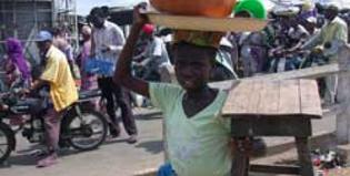 La pauvreté en Afrique, oblige les enfants à travailler pour vivre