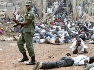 Un soldat ougandais tire en l'air pour disperser les manifestants près du mausolée des Kabakas du Buganda.