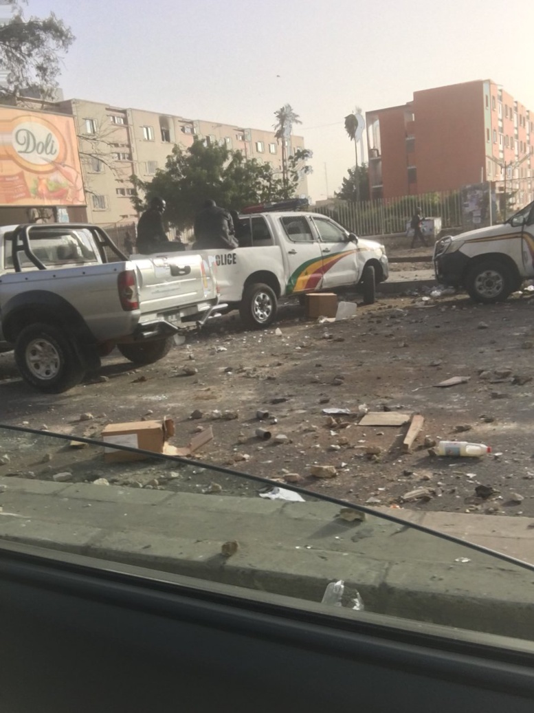 La tension persiste à l'Ucad : Les forces de l'ordre sont dans le campus... les étudiants retranchés aux alentours de la Corniche La tension persiste à l'Ucad : Les forces de l'ordre sont dans le campus... les étudiants retranchés aux alentours de la Corniche