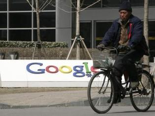 Un cycliste devant le quartier général de Google à Pékin, le 21 mars 2010.