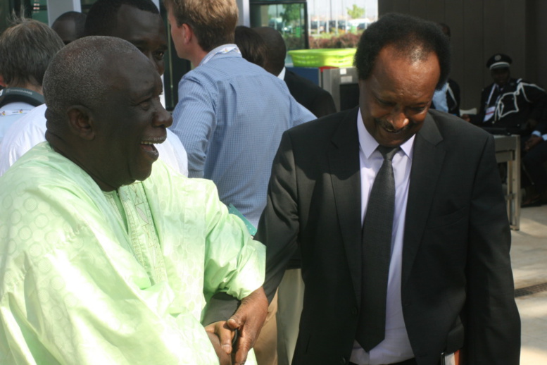 Baba Diao en costume noir avec le communicateur traditionnel El Haj Mansour Mbaye Baba Diao en costume noir avec le communicateur traditionnel El Haj Mansour Mbaye