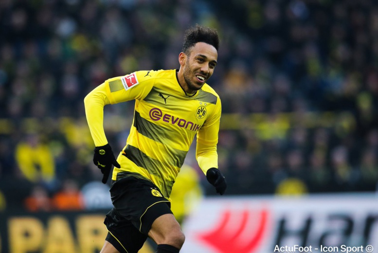 BREAKING !!! Aubameyang vient d'arriver au centre d'entraînement d'Arsenal BREAKING !!! Aubameyang vient d'arriver au centre d'entraînement d'Arsenal
