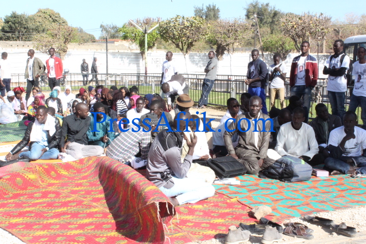 Images :  l’hommage des étudiants à leur camarade Balla Gaye tué en 2001