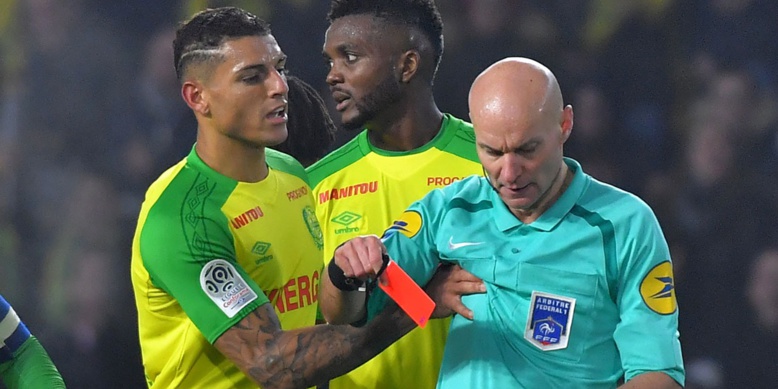 Ligue 1 France : l'arbitre Tony Chapron suspendu trois mois ferme pour avoir tacler un joueur Ligue 1 France : l'arbitre Tony Chapron suspendu trois mois ferme pour avoir tacler un joueur