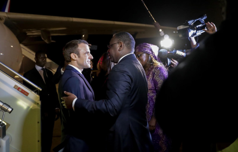 Le Président Macron à sa descente d'avion jeudi soir à l'Aéroport LSS