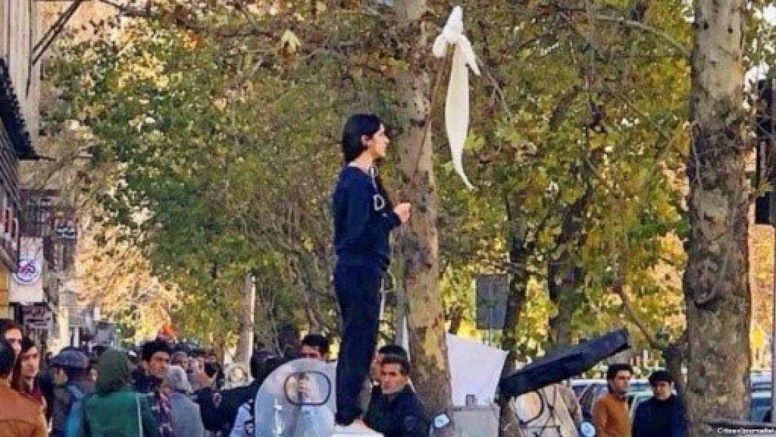 Iran : Une trentaine de femmes arrêtées pour avoir ôté leur voile en public