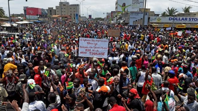 Togo: des milliers de manifestants à Lomé