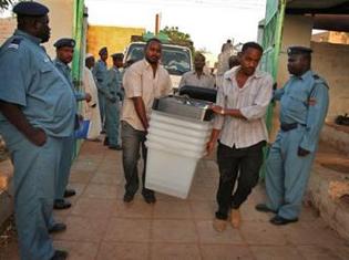 La police soudanaise veille à ce que les urnes électorales soient bien acheminées dans les différents bureaux de vote de Khartoum, le 10 avril 2010.