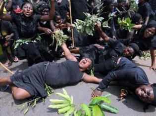 Manifestation de femmes dans les rues de Jos, pour dénoncer le massacre de femmes et d'enfants dans le village de Dogo Nahawa dans l'État du Plateau, le 11 mars 2010