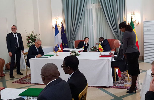 Le DG d'Air Senegal signant la commande d'Airbus A330 neo lors de la visite de Macron au Sénégal