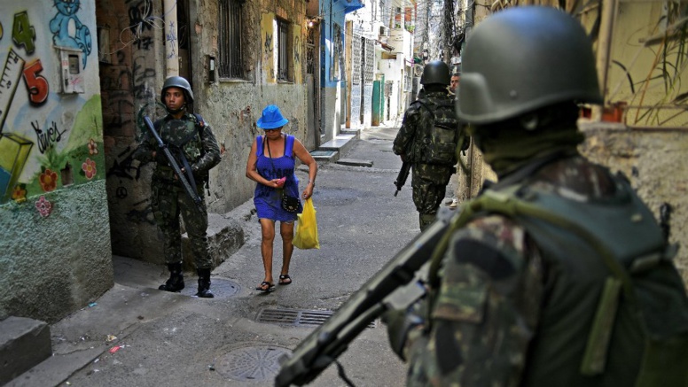 Brésil : Le Président Temer convoie l'armée au coeur de Rio, après le Carnaval