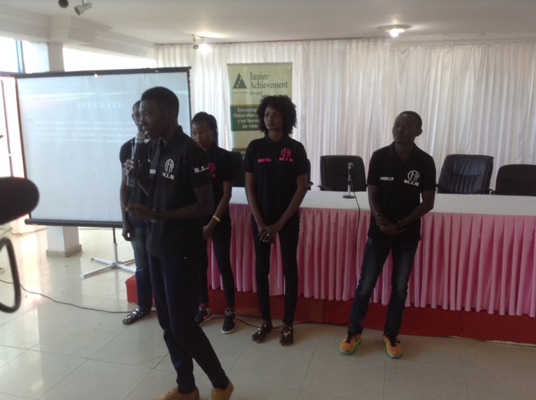 Des étudiants du Centre Sénégal-Japon présentant leur projet d'entreprise au programme "Mini Entreprise"