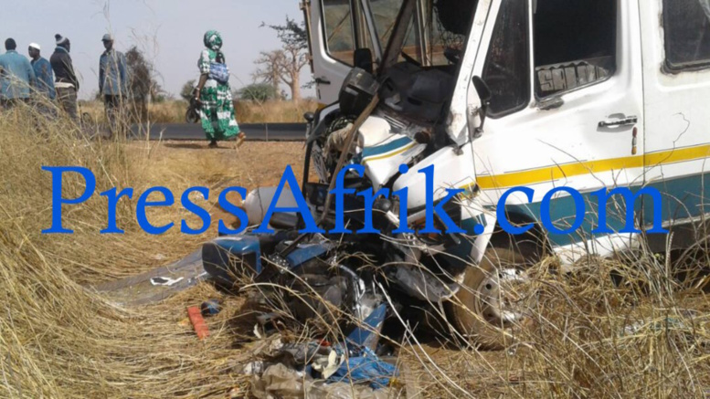 Les images surréalistes du choc de la moto du gendarme Massar Diop avec un minicar... Regardez !!!