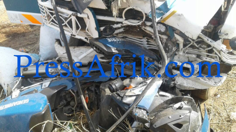 Les images surréalistes du choc de la moto du gendarme Massar Diop avec un minicar... Regardez !!! Les images surréalistes du choc de la moto du gendarme Massar Diop avec un minicar... Regardez !!!