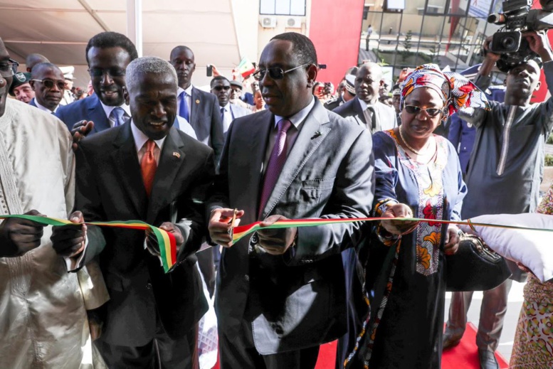 Le Président Macky Sall coupant le ruban du COUS en compagnie de l'Ambassadeur des Usa à Dakar