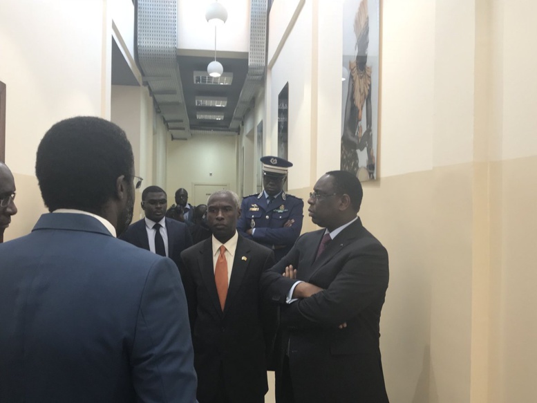 Le Président Macky Sall et l'Ambassadeur des Usa Tulinabo Mushingi dans le bâtiment du COUS