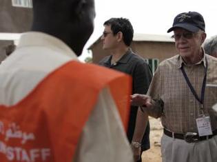 Jimmy Carter (à droite) et des membres de son équipe d'observateurs lors d'une visite à un bureau de vote de Juba, dans le Sud-Soudan, le 13 avril 2010.