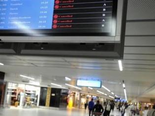 Tous les vols pour l'Europe sont annulés au départ de l'aéroport international de Tambo, à Johannesburg, ce 17 avril 2010.  (Photo: AFP)