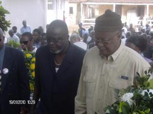 Malam Bacai Sanha (d), président de Guinée-Bissau, et le Premier ministre, Carlos Gomes Junior, lors d'une visite dans un quartier de la périphérie de Bissau, en janvier 2010.