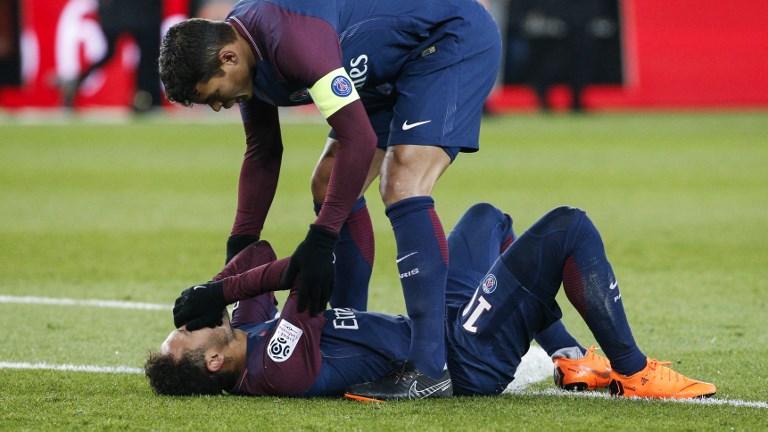 Thiago Silva sur la blessure de Neymar : "sa cheville était gonflée, je ne suis pas docteur mais je ne pense pas que..."