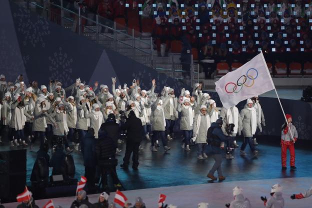 Les athlètes russes défilant derrière un drapeau neutre à Pyeongchang. L'Equipe