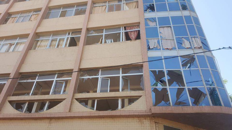 Un immeuble au centre de Ouagadougou touché par les tirs
