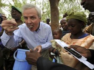 Niger : John Holmes reconnaît l'urgence de la crise alimentaire.