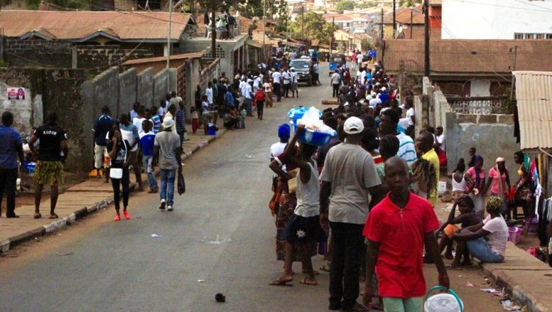 Elections générales en Sierra Leone: les électeurs affluent en masse Elections générales en Sierra Leone: les électeurs affluent en masse