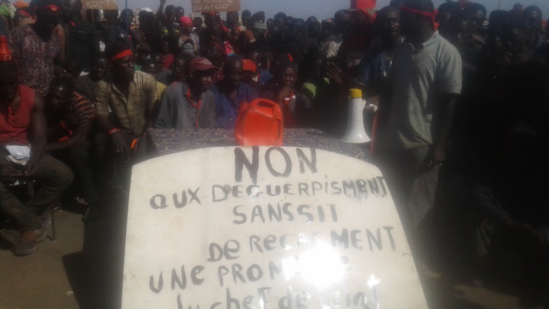 Parking du stade L.S.S : Sommé de quitter les lieux, des mécaniciens crient leur ras-le-bol Parking du stade L.S.S : Sommé de quitter les lieux, des mécaniciens crient leur ras-le-bol