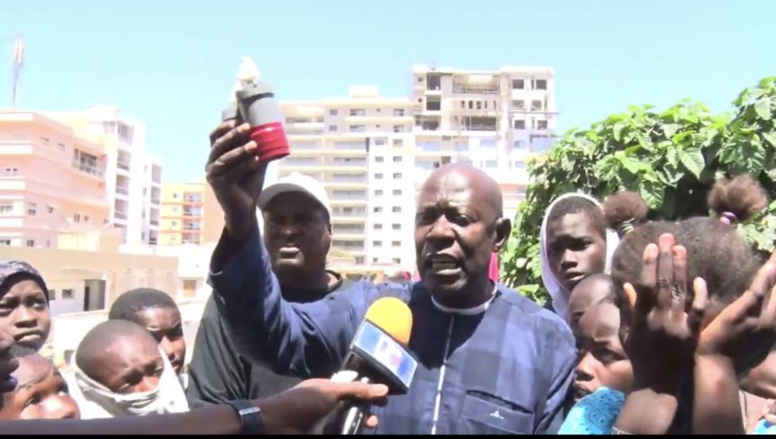 Le Directeur de l'école Mame Yacine Diagne dément la police : "Des grenades lacrymogènes ont bien atterri dans l'établissement " Le Directeur de l'école Mame Yacine Diagne dément la police : "Des grenades lacrymogènes ont bien atterri dans l'établissement "