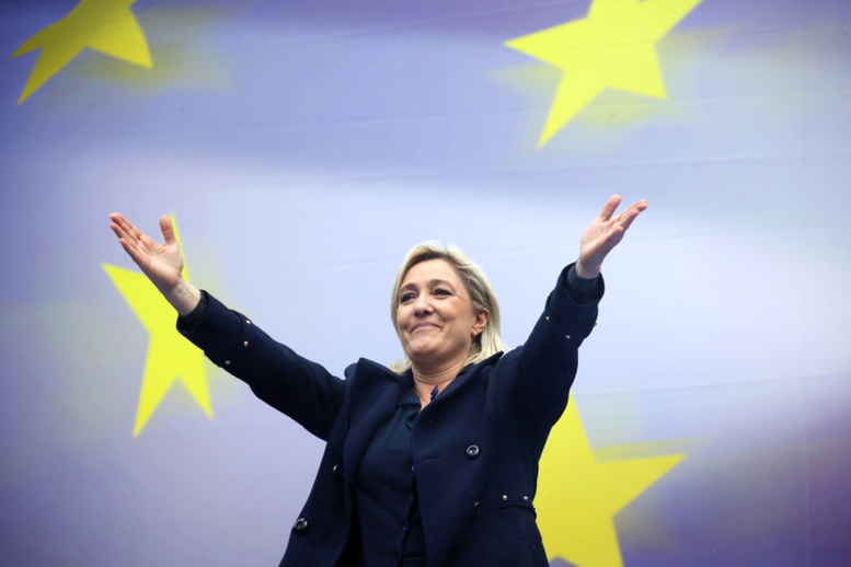Marine Le Pen réélue à la tête du FN, son père déchu de la présidence d'honneur