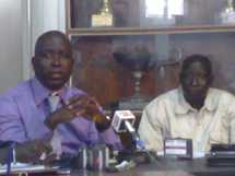 le sélectionneur national, Moustapha Gaye en chemise bleue