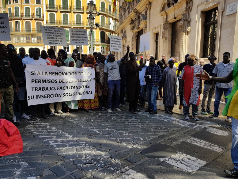 Espagne : des Sénégalais s'attaquent à des citoyens espagnols dans la rue après la mort de Mame Mbaye Ndiaye Espagne : des Sénégalais s'attaquent à des citoyens espagnols dans la rue après la mort de Mame Mbaye Ndiaye