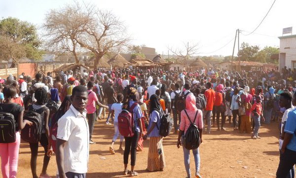 Tambacounda : Macky accueilli par une marée d'élèves en brassards rouges