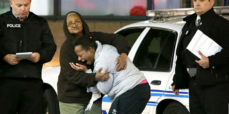 Etats-Unis : Un jeune noir de 22 ans arrosé de 20 balles par la police qui a confondu son portable avec une arme Etats-Unis : Un jeune noir de 22 ans arrosé de 20 balles par la police qui a confondu son portable avec une arme