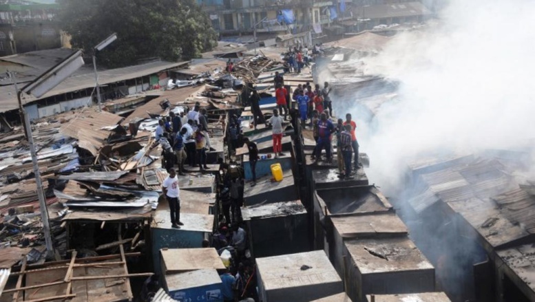 Photo marché Médina de Guinée prise dimanche après l'incendie par Rfi