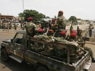 Bérets rouges de l'armée guinéenne près de l'aéroport de Conakry.