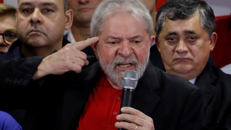 Brésil : la caravane électorale de Lula touchée par des tirs Brésil : la caravane électorale de Lula touchée par des tirs