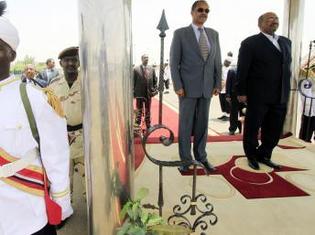 Le président Omar el-Béchir durant une cérémonie d'accueil à l'aéroport de Khartoum en l'honneur d'Issaias Afewerki, le président érythréen le 26 mai 2010.